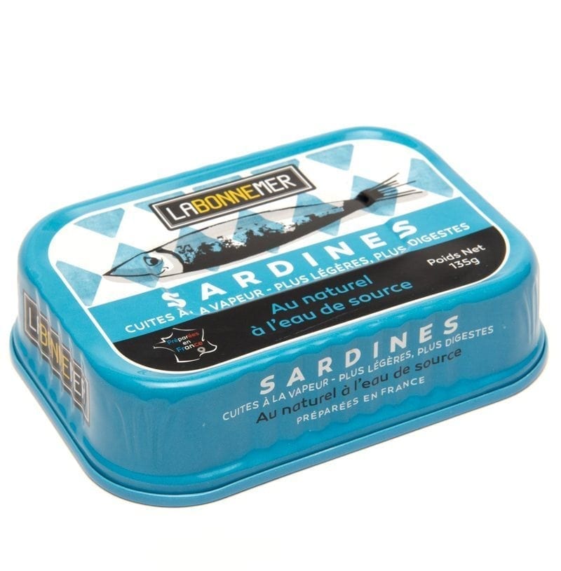 lichte sardine in bronwater